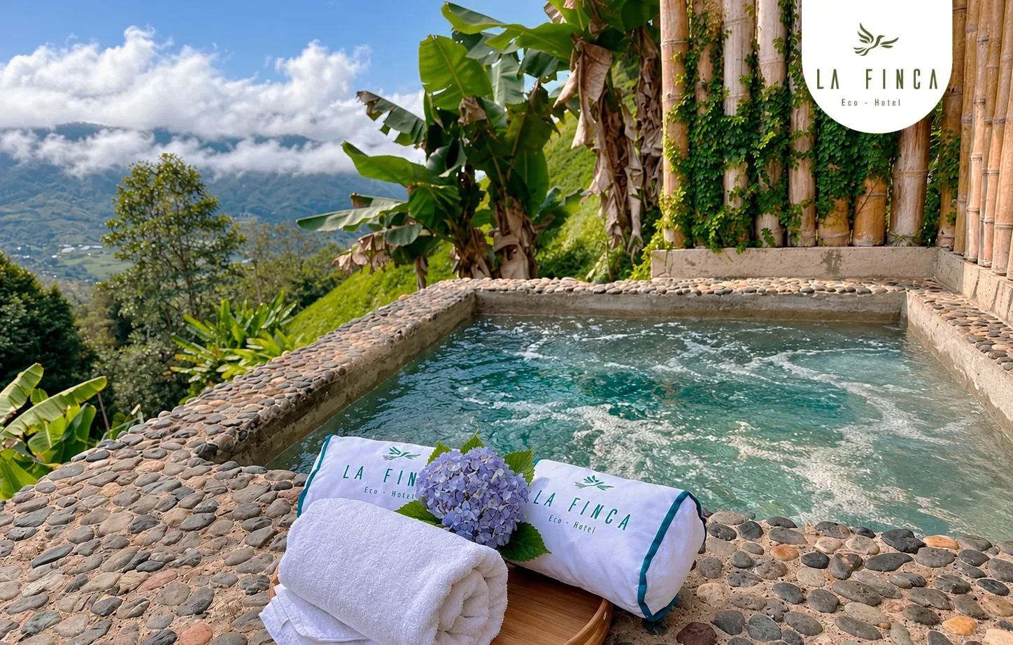 Jacuzzi privado al aire libre de la Cabaña 01, con toallas y vista a las montañas