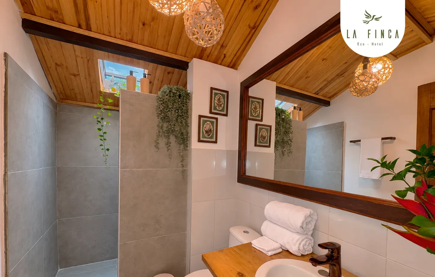 Baño privado de la Cabaña 02 con ducha, lavamanos y espejo