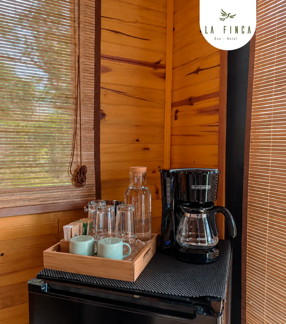 Estación de café y aromáticas de la Cabaña 02, junto a la ventana