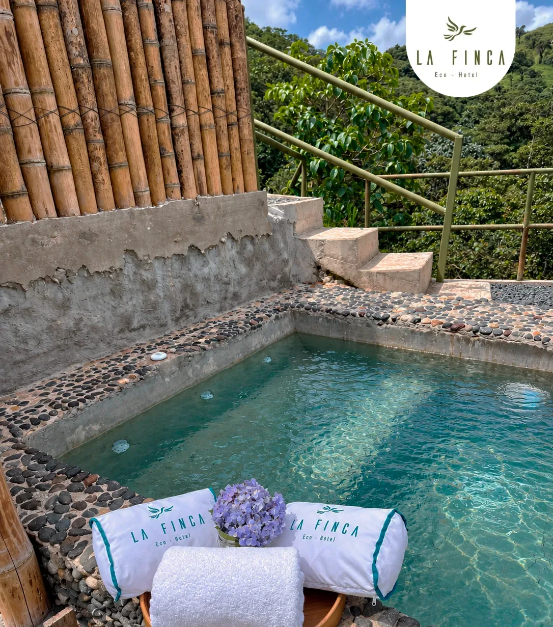 Jacuzzi exterior de las cabañas 03 y 04, con toallas y vista al bosque