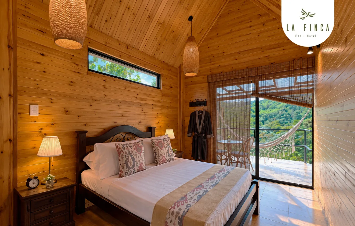 Habitación de la Cabaña 03 con cama doble y ventanal al balcón