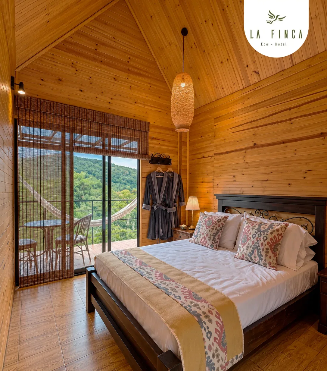 Habitación de la Cabaña 04 con cama doble y ventanal al balcón