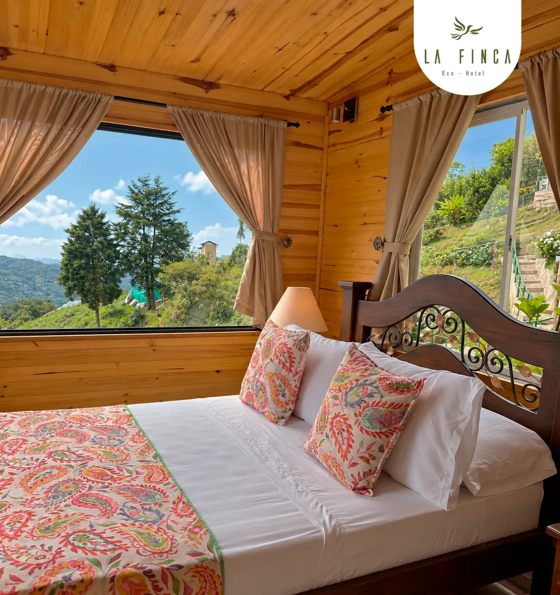 Cama doble de la Cabaña 05 junto al ventanal, con vista panorámica a la montaña
