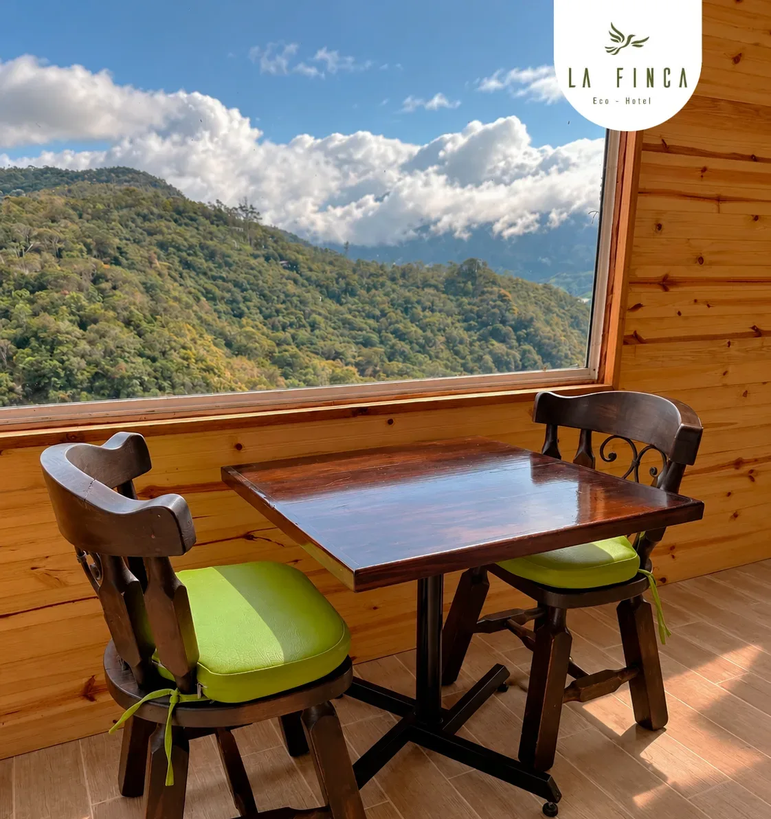 Comedor para dos de la Cabaña 05 frente al ventanal, con vista al valle