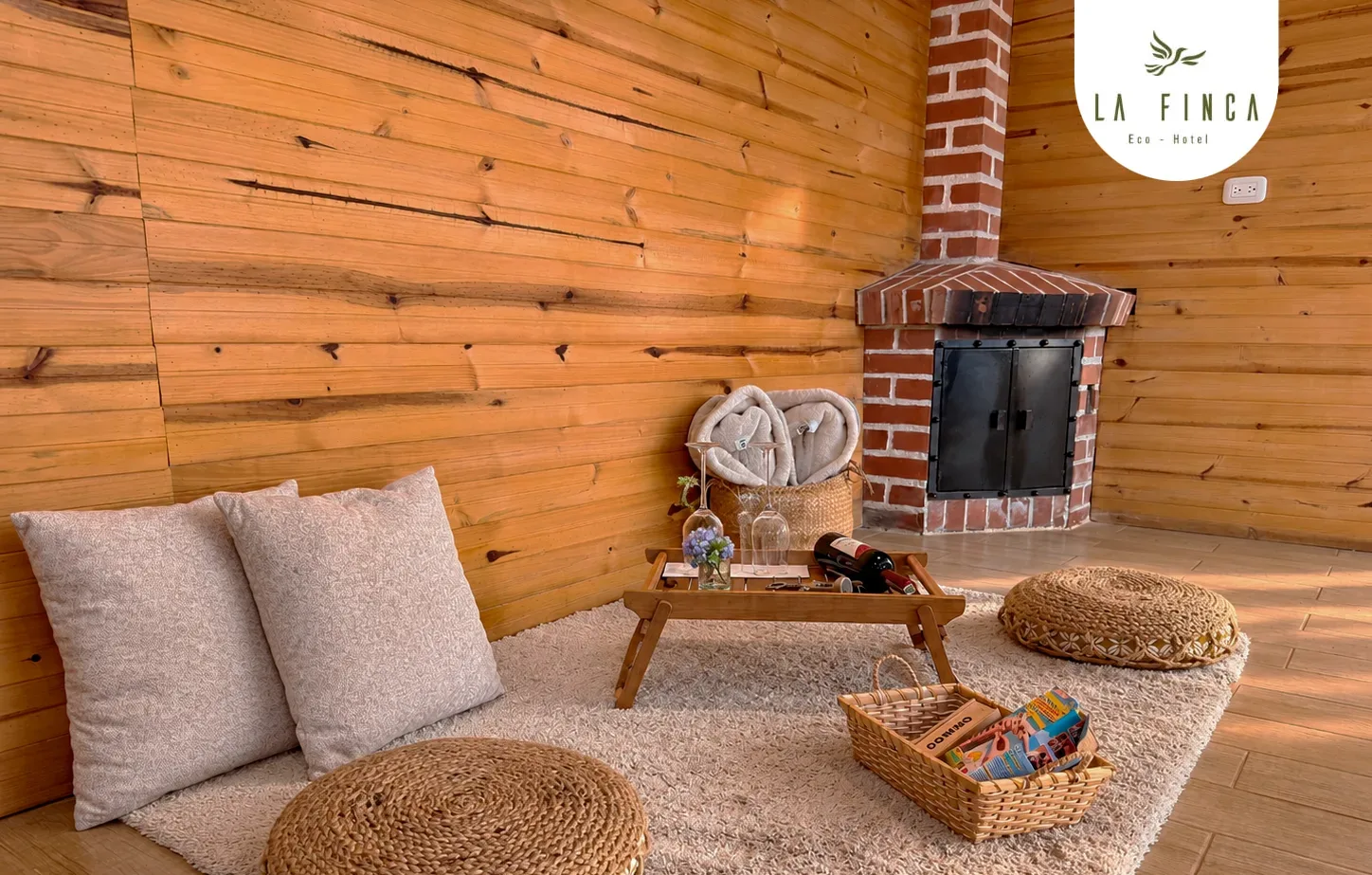 Chimenea encendida de la Cabaña 05, la única cabaña que tiene, con cojines y juegos de mesa