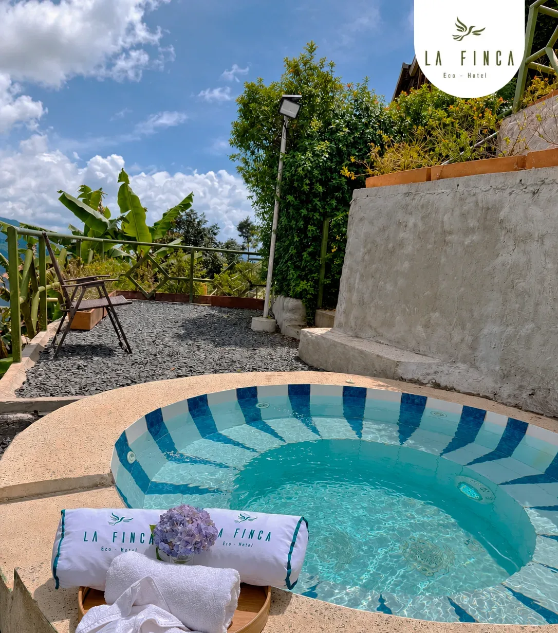 Jacuzzi privado exterior de la Cabaña 05, con toallas y vista al jardín