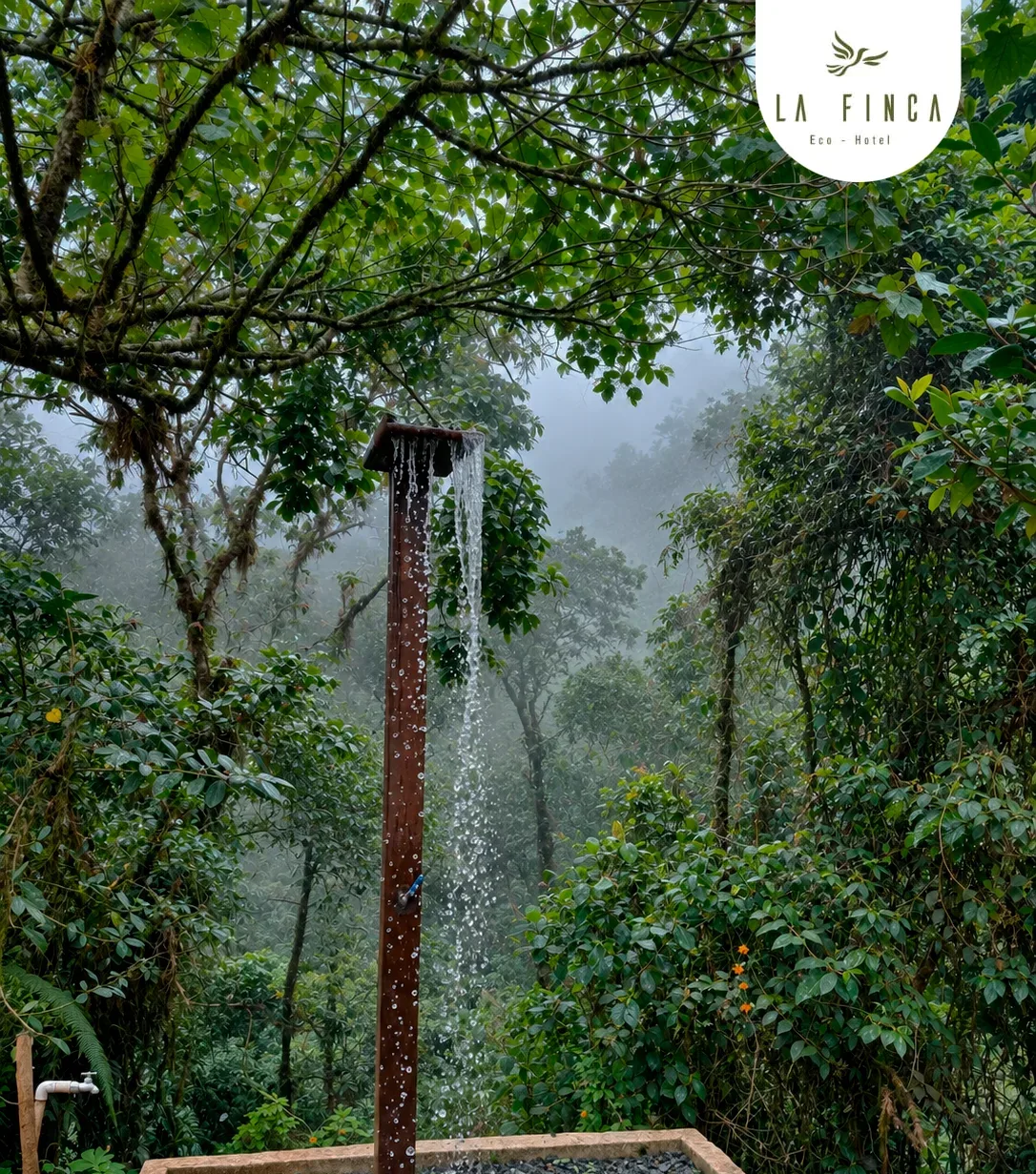 Ducha de madera al aire libre de La Finca, en medio del bosque